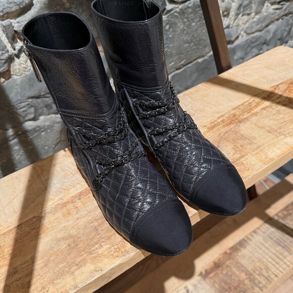 Chanel 2018 Grey Leather Chain Accent CC Logo Flat Ankle Boots - Picture 4 of 14